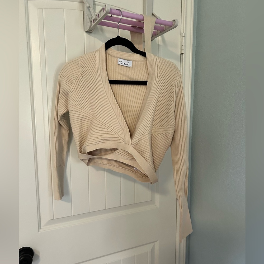 Chicwish Cream Cropped wrapped ballet top with tie. Size S/M